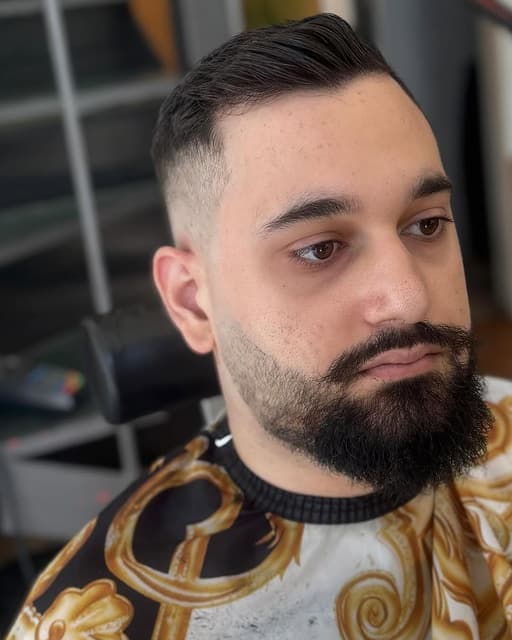 Κούρεμα με fade και σχηματισμένο γένι